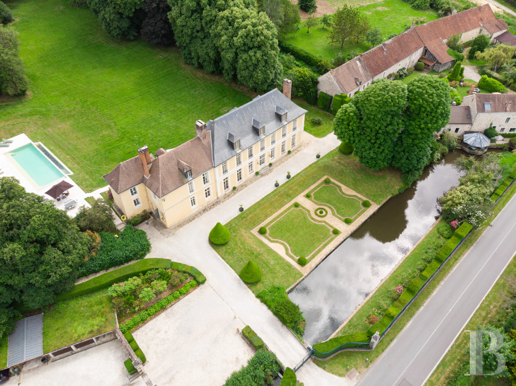 À Milon-la-Chapelle, dans la vallée de Chevreuse, un château du 18e siècle et son parc de 4 hectares - photo  n°2